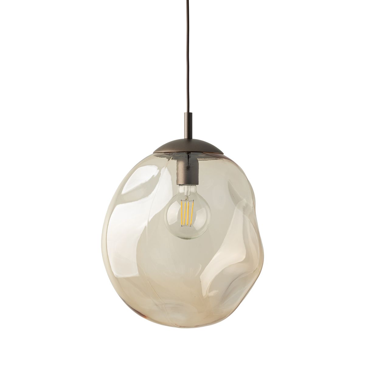 Lava Brown D35 to brązowa lampa wisząca z przezroczystym, kulistym kloszem. Ujęcie z przodu, zawieszona na czarnym przewodzie. Widoczna żarówka E27 z widocznymi włóknami. Lampa ma nowoczesny, organiczny kształt, idealna do stylowych wnętrz.