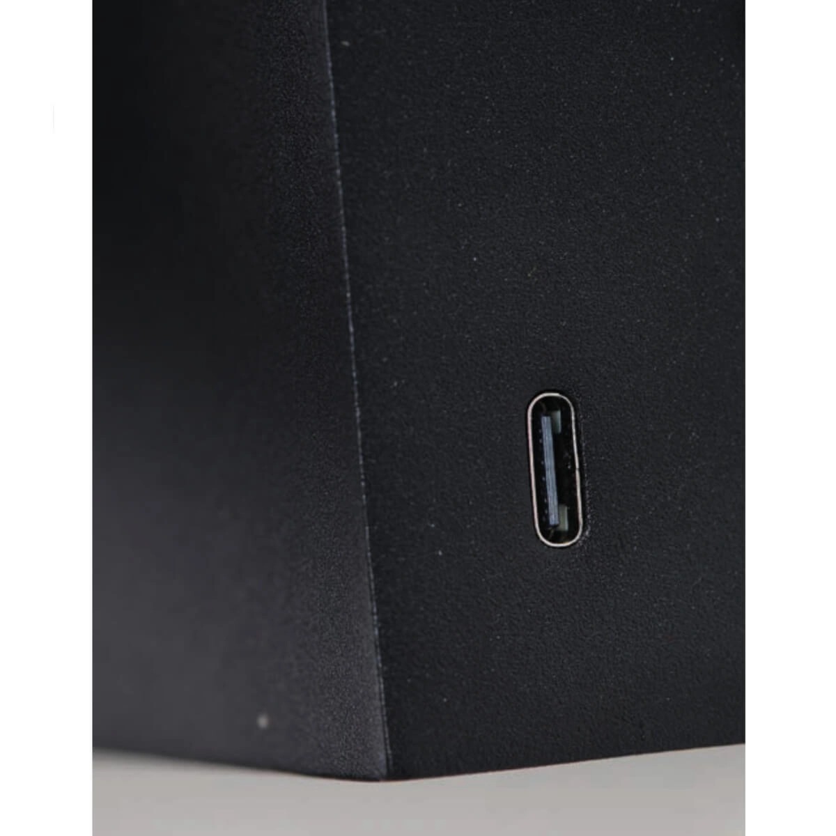 Kinkiet LED 6W w kolorze czarnym z portem USB i ładowarką indukcyjną NFC. Ujęcie zbliżeniowe na port USB, umieszczony na krawędzi podstawy, z matową fakturą obudowy.