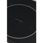 Kinkiet LED 6W w kolorze czarnym z portem USB i ładowarką indukcyjną. Widoczny napis FAST CHARGE na gładkiej, okrągłej powierzchni. Produkt w ujęciu z bliska, ukazujący detal ładowarki.