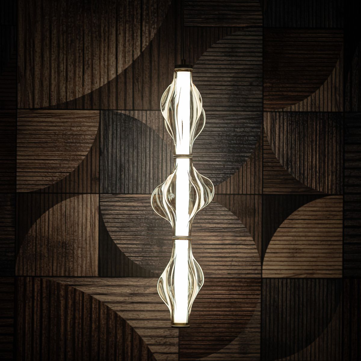 Lampa wisząca LED Elva 22W z mosiężnymi detalami i bursztynowym kloszem, w kształcie fal, zawieszona w centralnej pozycji. Tło w odcieniach drewna z geometrycznym wzorem, podkreśla elegancki design lampy.