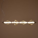 Lampa wisząca LED Elva 30W w kolorze mosiądzu i bursztynu, z pięcioma szklanymi kloszami w kształcie fal, zawieszona na cienkim przewodzie, emitująca ciepłe światło o temperaturze 3000K, na jednolitym tle.