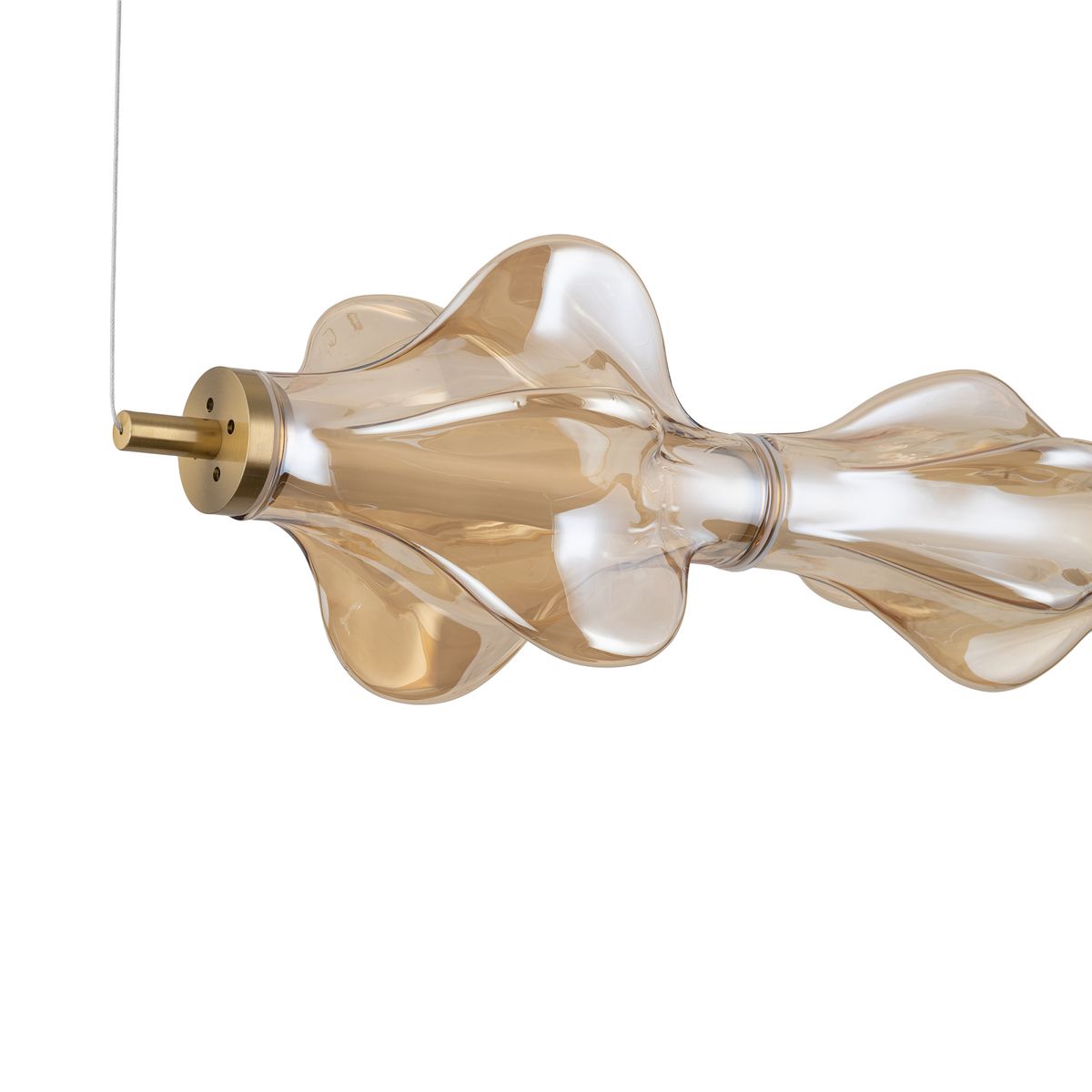 Lampa wisząca LED Elva 30W 3000K w kolorze mosiądzu i bursztynu, o organicznym kształcie z falującymi detalami. Ujęcie z boku, zawieszona na cienkim przewodzie. Gładka powierzchnia z przezroczystego szkła.