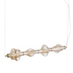 Lampa wisząca LED Elva 30W 3000K w mosiężnym wykończeniu z bursztynowym kloszem, o falistej formie. Zawieszona na cienkim przewodzie, w pozycji poziomej, idealna do nowoczesnych aranżacji.