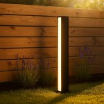 Lampa ogrodowa słupek Roma H60, czarna, z LED 12W, 4000K. Prostopadłościenna konstrukcja z wbudowanym źródłem światła, stojąca na trawie, w towarzystwie lawendy, z drewnianą ścianą w tle. Ciepłe światło oświetla otoczenie.