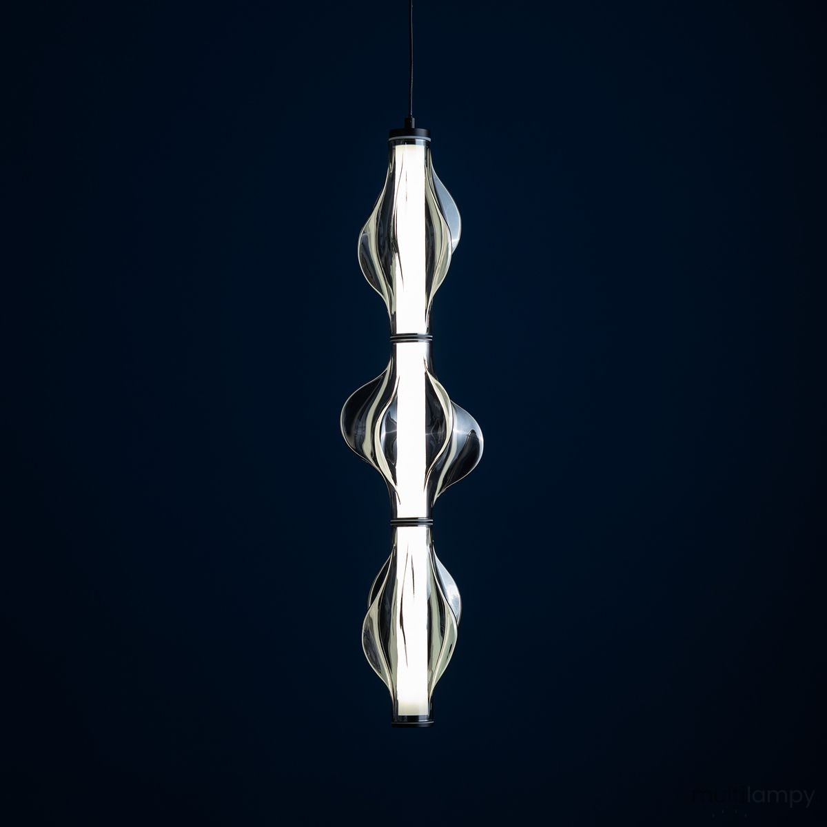 Lampa wisząca LED Elva 22W 3000K w kolorze czarnym/grafitowym, o nowoczesnym, smukłym designie z trzema falistymi elementami szklanymi. Zawieszona na cienkim przewodzie, idealna do nowoczesnych wnętrz.