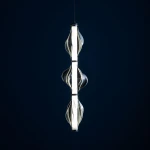 Lampa wisząca LED Elva 22W 3000K w kolorze czarnym/grafitowym, o nowoczesnym, smukłym designie z trzema falistymi elementami szklanymi. Zawieszona na cienkim przewodzie, idealna do nowoczesnych wnętrz.