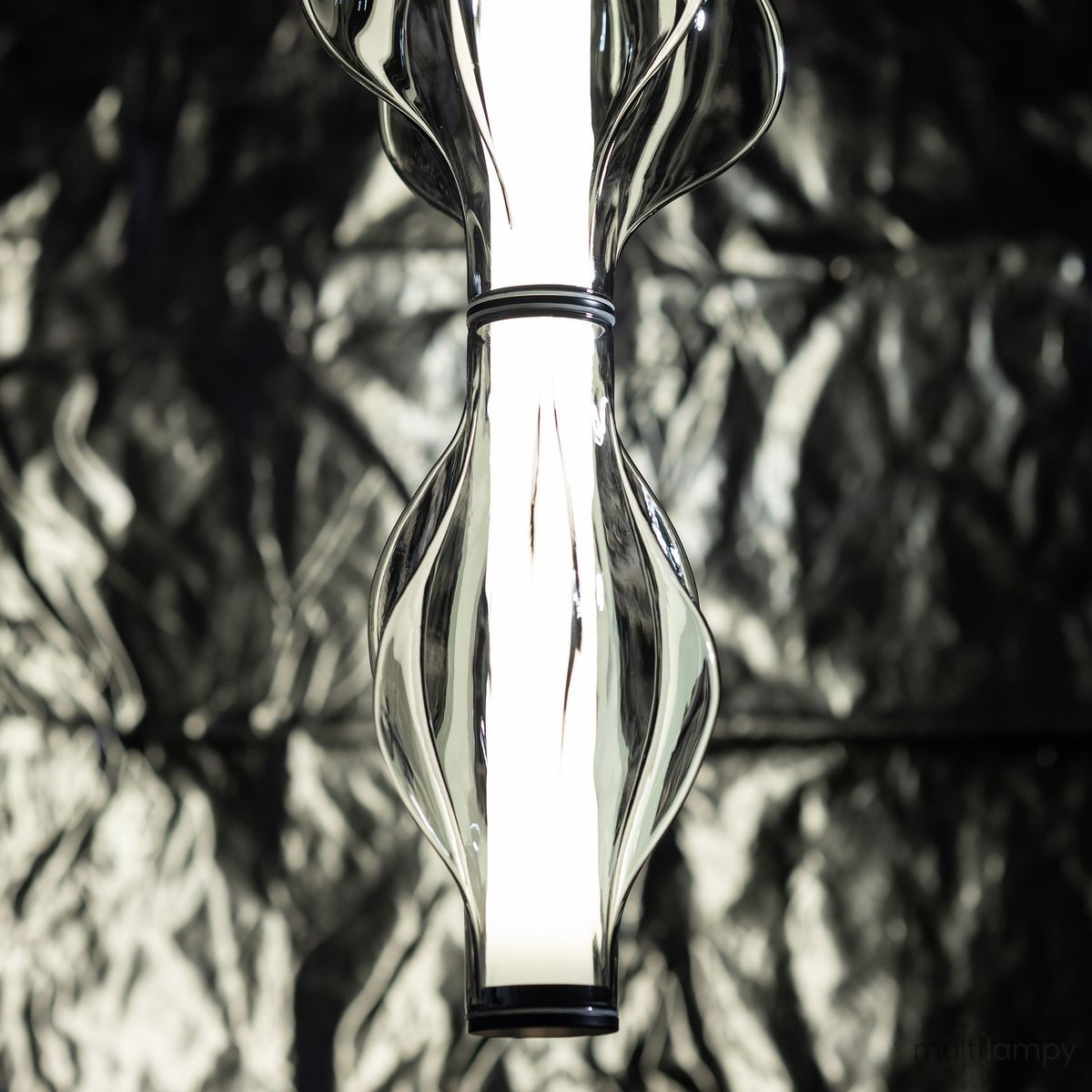 Lampa wisząca LED Elva 22W 3000K w kolorze czarnym/grafitowym. Owalny, szklany klosz z teksturą, z wbudowanym źródłem światła. Ujęcie z dołu, z bliska, na tle ciemnego materiału.