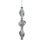 Lampa wisząca LED Elva, moc 22W, barwa światła 3000K, w kolorze czarnym i grafitowym. Posiada unikalny, falisty kształt z przezroczystego materiału, zawieszona na czarnym przewodzie, w ujęciu frontalnym.
