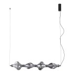 Lampa wisząca LED Elva 30W, kolor czarny/grafitowy. Posiada sześć falistych, przezroczystych kloszy oraz prosty, okrągły uchwyt sufitowy. Zawieszona na cienkim przewodzie, w zbliżeniu na detal kloszy. Wydobywa ciepłe światło 3000K.