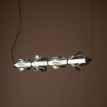 Lampa wisząca LED Elva 30W 3000K w kolorze czarnym i grafitowym, z przezroczystym, falistym kloszem. Ujęcie frontalne, zawieszona na cienkim przewodzie, z widocznymi detalami kształtu klosza i źródła światła. Tło w odcieniu brązowym.