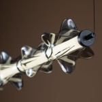 Lampa wisząca LED Elva 30W 3000K w kolorze czarnym/grafitowym, o nowoczesnym designie z przezroczystymi, falistymi kloszami. Ujęcie z boku, ukazujące detale mocowania i kształt lampy. Idealna do nowoczesnych wnętrz.