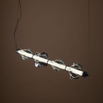 Lampa wisząca LED Elva 30W w kolorze czarnym i grafitowym. Składa się z prostokątnego klosza z falistymi detalami oraz jasnym źródłem światła. Zawieszona na cienkim przewodzie, z widocznym mocowaniem. Idealna do nowoczesnych wnętrz.