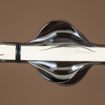 Lampa wisząca LED Elva 30W w kolorze czarnym i grafitowym, o eleganckim, falistym kształcie. Zbliżenie na detal klosza, z widocznymi refleksami światła. Produkt zawieszony na cienkim przewodzie, na jednolitym tle.