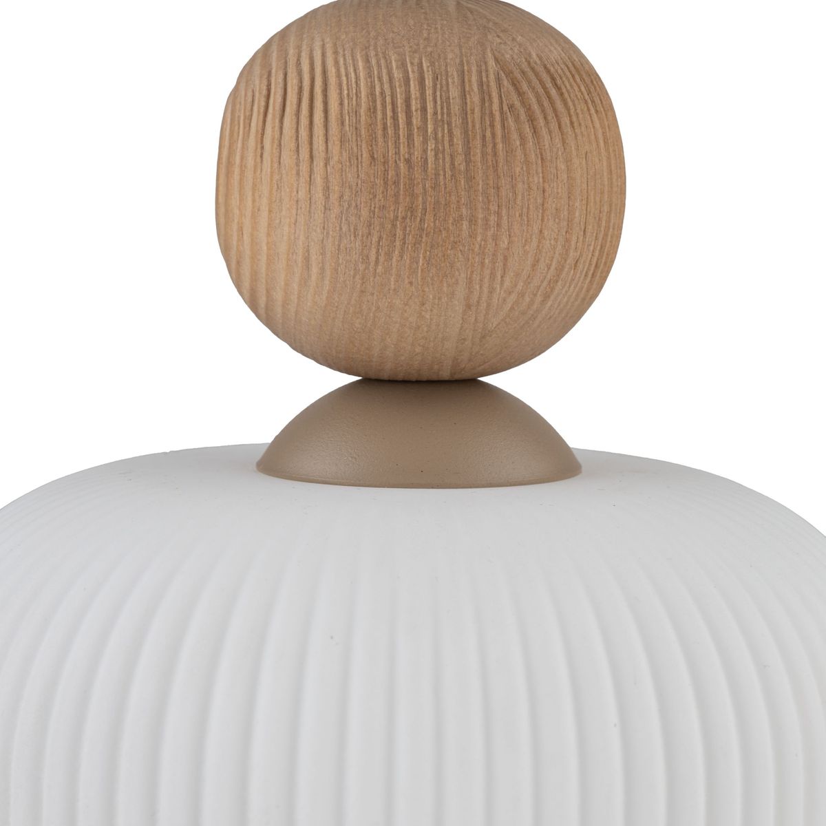 Beżowa lampa wisząca Ballo z kloszem w białym kolorze z pionowymi żłobieniami. Na górze znajduje się okrągła drewniana kula, a poniżej niewielka, okrągła podstawa w kolorze beżowym. Ujęcie z góry, pokazujące detale konstrukcji.