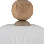Beżowa lampa wisząca Ballo z kloszem w białym kolorze z pionowymi żłobieniami. Na górze znajduje się okrągła drewniana kula, a poniżej niewielka, okrągła podstawa w kolorze beżowym. Ujęcie z góry, pokazujące detale konstrukcji.