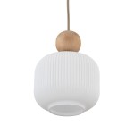 Lampa wisząca Ballo z kloszem w kolorze białym z wypustkami i drewnianą kulą u góry, zawieszona na jasnym przewodzie. Kształt okrągły, 1xE14, idealna do nowoczesnych wnętrz. Tło proste, podkreślające detale lampy.