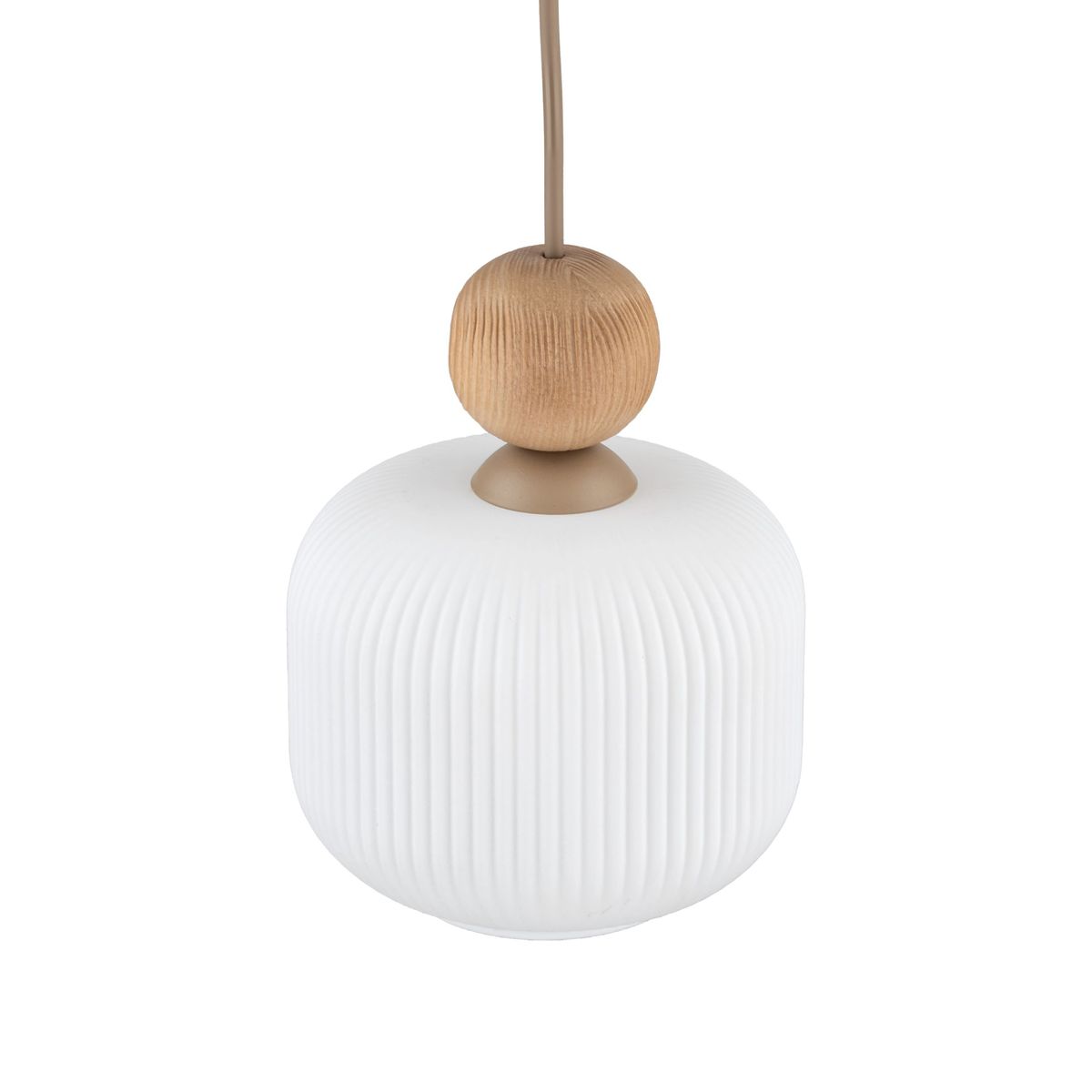 Lampa wisząca Ballo w kolorze beżowym z kloszem o delikatnych, pionowych żłobieniach. U góry znajduje się drewniana kulka. Produkt zawiera miejsce na żarówkę E14. Ujęcie z przodu, zawieszony na cienkim przewodzie.