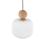 Lampa wisząca Ballo w kolorze beżowym z kloszem o delikatnych, pionowych żłobieniach. U góry znajduje się drewniana kulka. Produkt zawiera miejsce na żarówkę E14. Ujęcie z przodu, zawieszony na cienkim przewodzie.