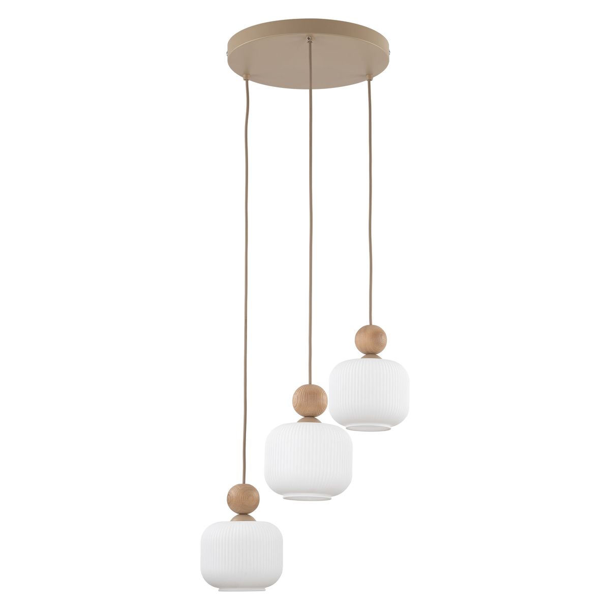 Lampa wisząca Ballo w kolorze beżowym, z trzema kloszami w białym, teksturowanym szkle oraz drewnianymi elementami. Zawieszona na cienkich przewodach, montowana do sufitu. Klosze mają zaokrąglony kształt i różne wysokości.