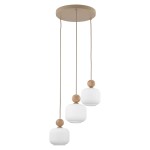 Lampa wisząca Ballo w kolorze beżowym, z trzema kloszami w białym, teksturowanym szkle oraz drewnianymi elementami. Zawieszona na cienkich przewodach, montowana do sufitu. Klosze mają zaokrąglony kształt i różne wysokości.