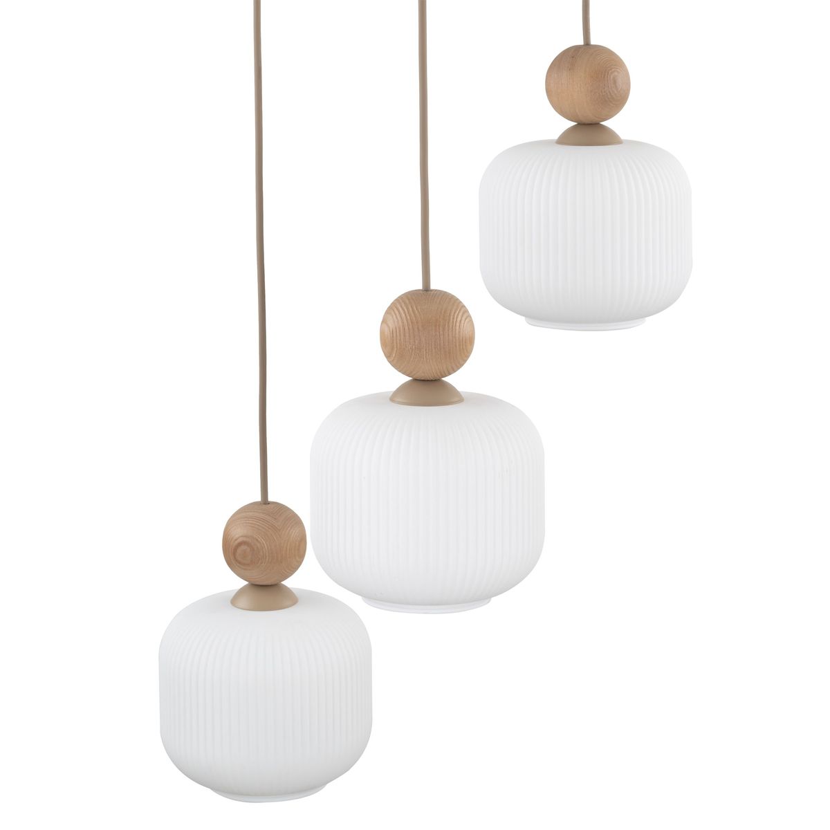 Lampa wisząca Ballo w beżowym kolorze z trzema kloszami w białym, teksturowanym szkle. Klosze mają okrągły kształt, a u góry ozdobne drewniane kulki. Zawieszona na cienkich, beżowych przewodach, idealna do nowoczesnych wnętrz.