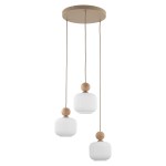Lampa wisząca Ballo w kolorze beżowym z trzema kloszami w białym kolorze i drewnianymi zdobieniami. Klosze mają prostokątny kształt z delikatnym żłobieniem. Produkt zawieszony na długich przewodach z okrągłym, metalowym mocowaniem.