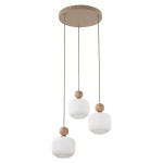 Lampa wisząca Ballo w kolorze beżowym z trzema kloszami w kształcie kul, wykonanymi z białego szkła z pionowymi żłobieniami. Klosze zawieszone na brązowych przewodach, z drewnianymi elementami u góry. Montaż sufitowy, elegancka i nowoczesna forma.