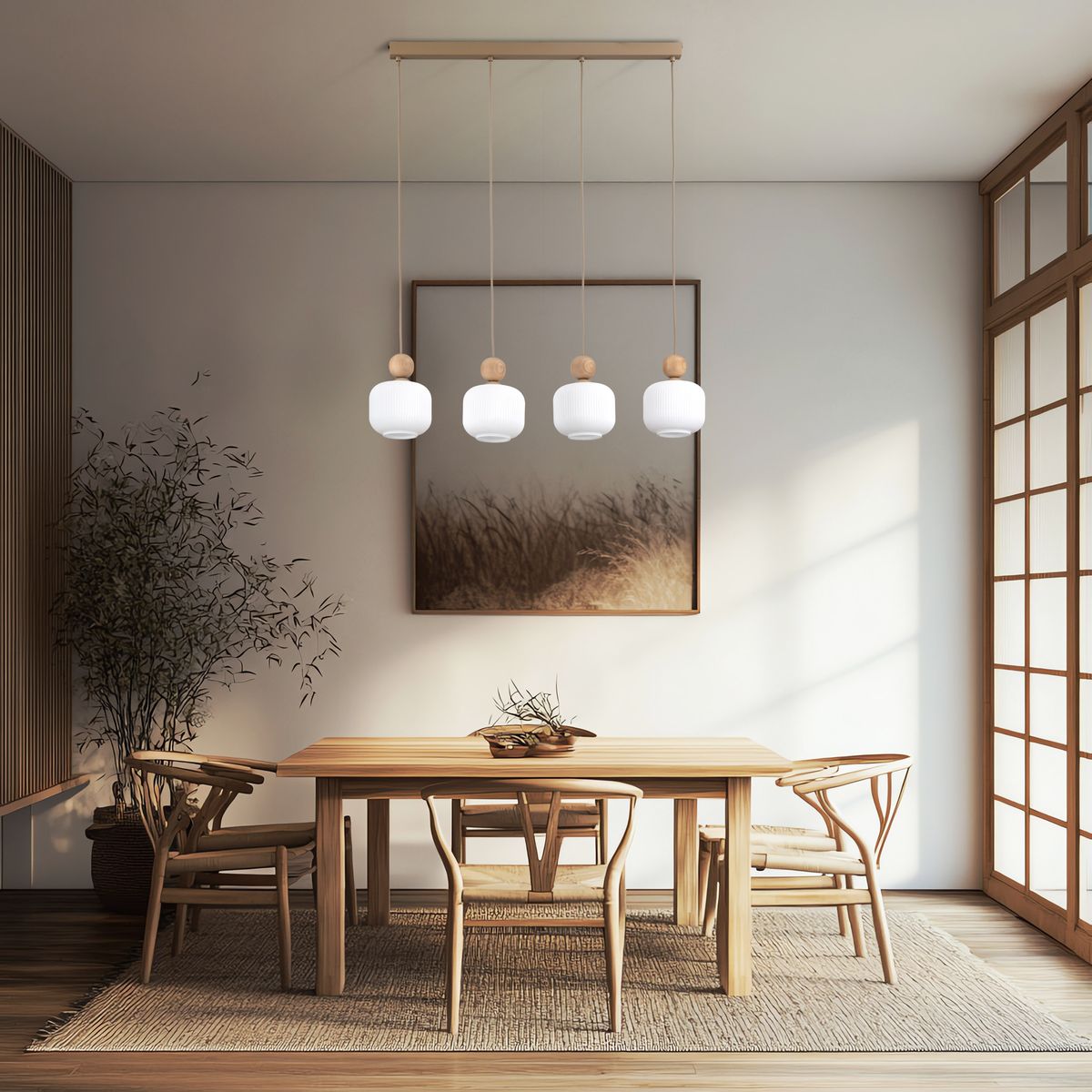 Lampa wisząca Ballo w kolorze beżowym, z czterema kloszami z białego szkła i drewnianymi detalami. Ujęcie z góry, zawieszona nad drewnianym stołem w nowoczesnym wnętrzu, z naturalnym światłem i roślinnością w tle.