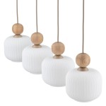 Lampa wisząca Ballo, beżowa, składająca się z czterech okrągłych kloszy z białego szkła z wypukłym wzorem, zwieńczonych drewnianymi kulkami. Zawieszona na cienkich linkach, w układzie poziomym. Idealna do nowoczesnych wnętrz.