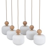 Beżowa lampa wisząca Ballo z sześcioma kloszami E14, z widocznymi, pionowymi żłobieniami. Klosze mają okrągły kształt i są połączone z drewnianymi kulistymi elementami. Lampa zawieszona na długich, jasnych przewodach.