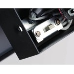 Kinkiet Arno 2xLED 12W CCT IP44 w chromowanej obudowie. Zbliżenie na elementy montażowe, widoczny przycisk regulacji. W tle ciemny kolor, co podkreśla detale konstrukcji.