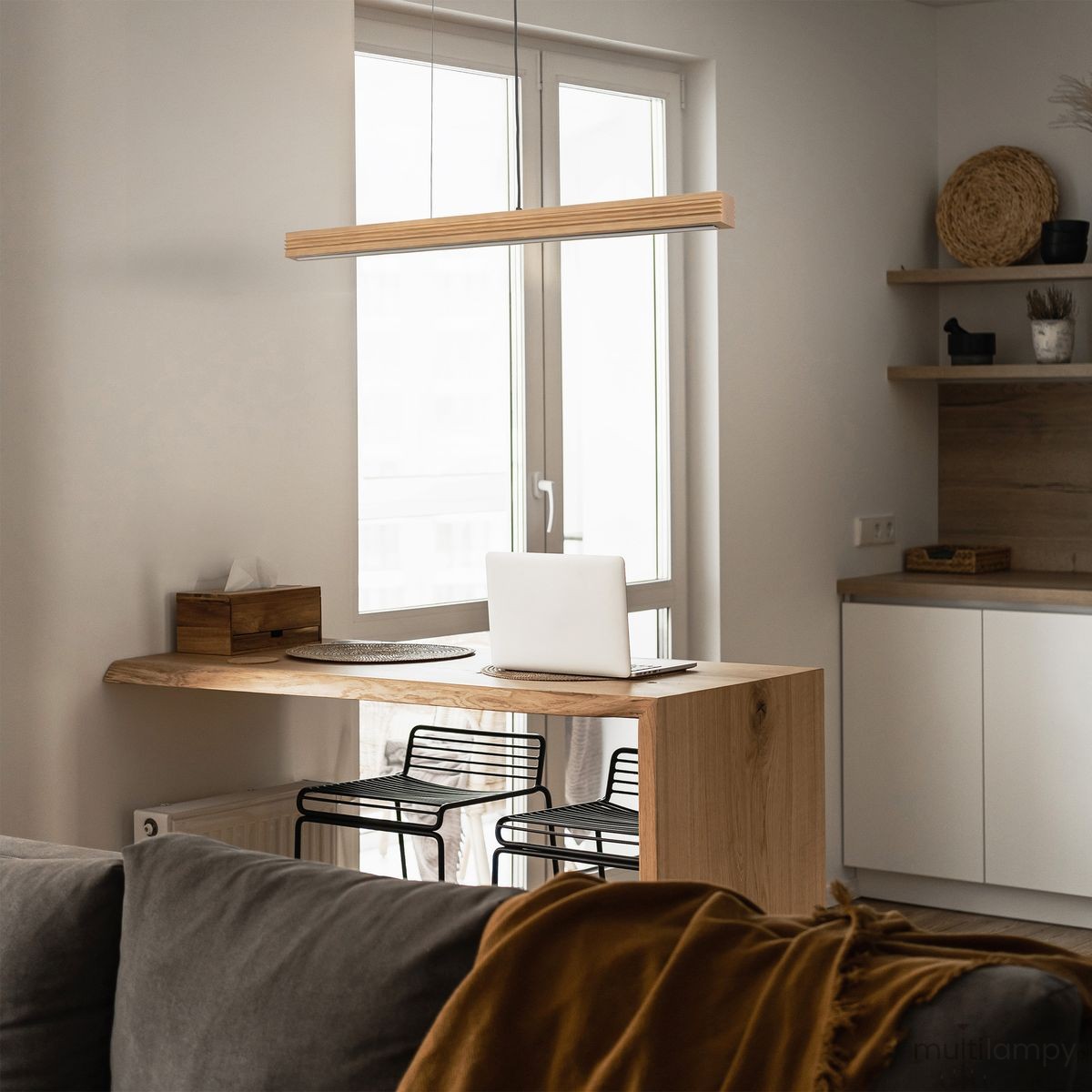 Lampa wisząca LED Viga Wood 14W 3000K w kolorze czarnym i sosnowym, w prostokątnym kształcie, zawieszona nad drewnianym blatem biurka. Tło jasne, z oknem i minimalistycznym wystrojem wnętrza.