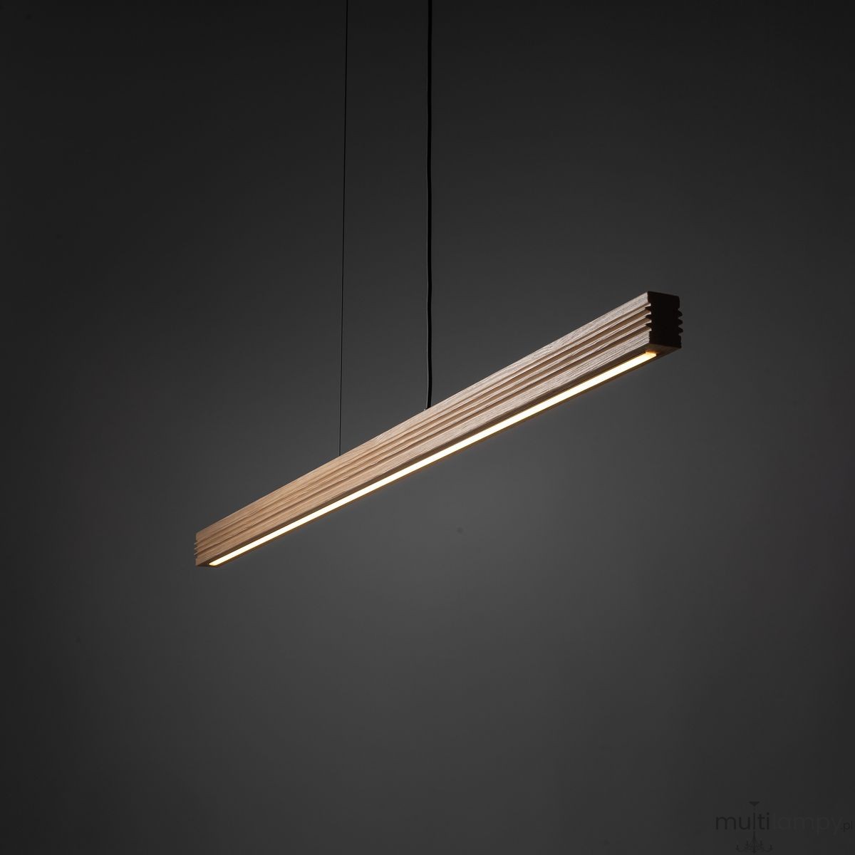 Lampa wisząca LED Viga Wood 14W w kolorze czarnym z elementami sosny, o prostokątnym kształcie. Zawieszona na cienkim przewodzie, z widocznym źródłem światła wzdłuż górnej krawędzi, na ciemnym tle.
