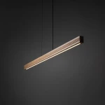 Lampa wisząca LED Viga Wood 14W w kolorze czarnym z elementami sosny, o prostokątnym kształcie. Zawieszona na cienkim przewodzie, z widocznym źródłem światła wzdłuż górnej krawędzi, na ciemnym tle.