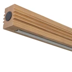 Czarna lampa wisząca LED Viga Wood o mocy 14W i temperaturze barwowej 3000K, z naturalnym drewnem sosnowym. Widoczny detal w formie prostokątnej belki z rowkowaną fakturą, z wbudowanym źródłem światła. Ujęcie z boku.