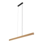 Lampa wisząca LED Viga Wood 14W 3000K w kolorze czarnym i sosnowym. Prosty, długi kształt z drewnianymi akcentami. Zawieszona na cienkich linkach, z prostokątną podstawą montażową u góry, na białym tle.