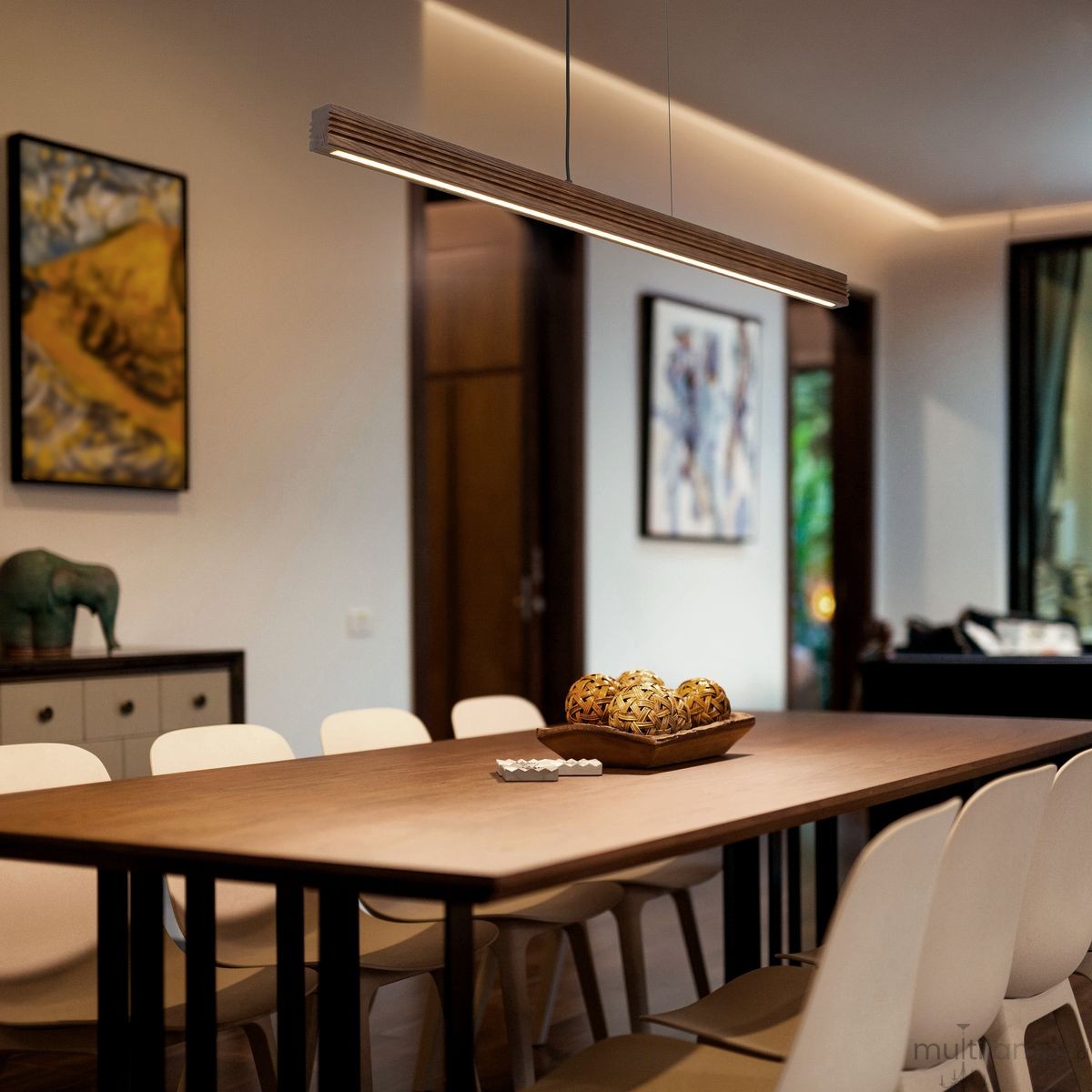 Lampa wisząca LED Viga Wood 14W 3000K w kolorze czarnym i orzechowym, zamontowana nad drewnianym stołem w jadalni, z prostokątnym kształtem i minimalistycznym designem. W tle widoczne obrazy oraz białe krzesła.