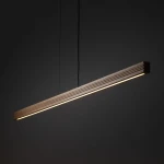 Lampa wisząca LED Viga Wood 14W 3000K w kolorze czarnym i orzechowym, o prostokątnym kształcie, zawieszona na cienkim kablu. Wbudowane światło LED emituje ciepłe, białe światło, podkreślając naturalną fakturę drewna.