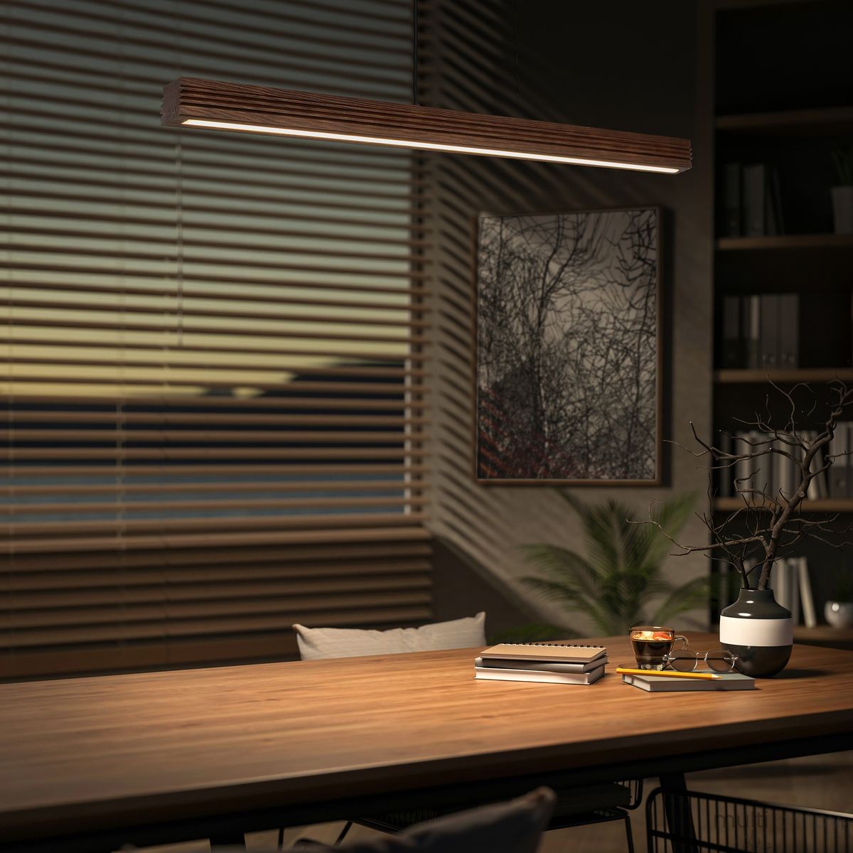 Lampa wisząca LED Viga Wood 14W 3000K w kolorze czarnym i orzechowym, o prostokątnym kształcie, zawieszona nad drewnianym stołem. W tle widoczne rolety i obraz na ścianie, tworzące nowoczesną aranżację wnętrza.