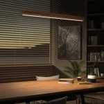 Lampa wisząca LED Viga Wood 14W 3000K w kolorze czarnym i orzechowym, o prostokątnym kształcie, zawieszona nad drewnianym stołem. W tle widoczne rolety i obraz na ścianie, tworzące nowoczesną aranżację wnętrza.