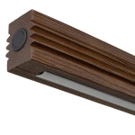 Czarna lampa wisząca LED Viga Wood o mocy 14W i ciepłej barwie światła 3000K. Wykonana z drewna orzechowego, z wyraźnym teksturowaniem i stylowym, prostym kształtem. Ujęcie z boku, ukazujące detale konstrukcji.