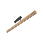 Lampa sufitowa LED Viga Wood 14W 3000K w kolorze czarnym i sosnowym. Prosta konstrukcja z drewnianym kloszem i metalowym mocowaniem, zawieszona przy suficie. Kąt ujęcia z boku, ukazuje detal wykonania i materiału. Idealna do nowoczesnych wnętrz.