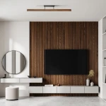 Lampa sufitowa LED Viga Wood 14W 3000K w kolorze czarnym i orzechowym. Zawieszona poziomo na prostokątnej podstawie, doskonale oświetla nowoczesne wnętrze. Tło z drewnianych paneli podkreśla elegancki design.