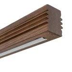 Lampa sufitowa LED Viga Wood 14W w kolorze czarnym i orzechowym, z wyraźnymi rowkami na drewnianym korpusie. Elementy metalowe w kolorze srebrnym. Ujęcie z boku, pokazujące szczegóły tekstury drewna i zamontowane źródło światła.