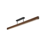 Czarna lampa sufitowa LED Viga Wood o mocy 14W i temperaturze barwowej 3000K. Posiada drewniany klosz w kolorze orzecha, montowana na prostokątnej, czarnej podstawie. Ujęcie frontalne, produkt wiszący, z widocznym źródłem światła.
