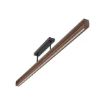 Czarna lampa sufitowa LED Viga Wood 14W 3000K, o prostokątnym kształcie, z orzechowym wykończeniem. Zawieszona na dwóch metalowych mocowaniach, z widocznym źródłem światła wzdłuż boku. Idealna do nowoczesnych wnętrz.