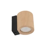 Kinkiet Eve Corte 1xGU10 w kolorze czarnym i bukowym, z cylindrycznym, teksturowanym kloszem z drewna oraz prostokątnym, matowym uchwytem. Produkt montowany na ścianie, z widocznym miejscem na żarówkę.