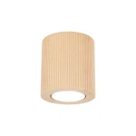 Lampa sufitowa Eve Corte 1xGU10 w kolorze naturalnego buku, o cylindrycznym kształcie z karbowaną powierzchnią. Zainstalowana w pozycji wiszącej, z otwartym kloszem, ujawniającym źródło światła. Tło proste, białe.