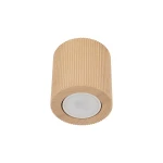 Lampa sufitowa Eve Corte 1xGU10 w formie cylindrycznej, wykonana z jasnego drewna bukowego z rowkowaną fakturą, z okrągłym kloszem na dole. Ujęcie frontalne, produkt zamontowany na suficie.