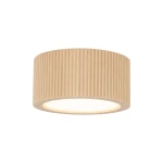 Lampa sufitowa Eve Corte 1xGX53 w kolorze bukowym, o cylindrycznym kształcie z teksturowaną powierzchnią w pionowe żłobienia. Produkt zamontowany na suficie, z okrągłym źródłem światła w centralnej części.